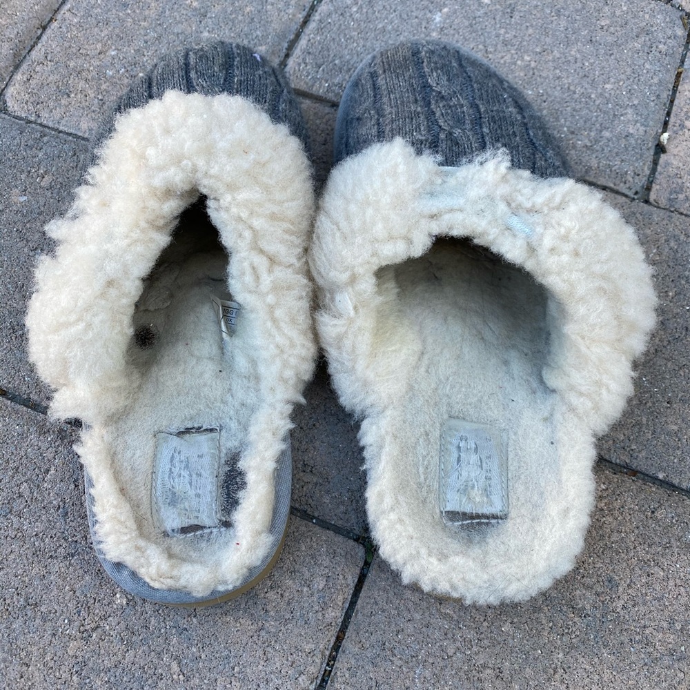 (932) UGG Slippers - Picture 4 of 8